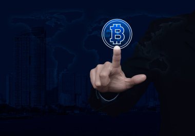 Dünya haritası üzerinde bitcoin ikonu, modern şehir kulesi ve gökdelen, bitcoin konsepti seçmek, NASA tarafından desteklenen bu görüntünün elementleri