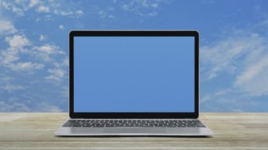 Modern dizüstü bilgisayar ekranındaki mikrofon yassı simge mavi gökyüzü üzerindeki ahşap masa üzerinde beyaz bulutlar, iş iletişimi çevrimiçi konsepti
