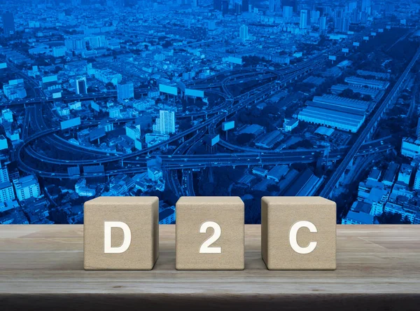 D2C Mozaikszó Kockák Asztal Felett Modern Irodaház Utca Autópálya Felhőkarcoló — Stock Fotó