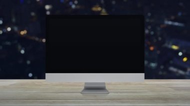 Bulanıklık renkli gece ışık şehir kulesi ve gökdelen, İş müşteri hizmetleri ve destek online kavram üzerinde ahşap masa üzerinde modern dizüstü bilgisayar ile soru işareti simgesi