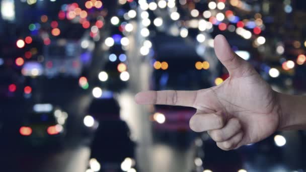 24時間オープンフラットアイコン上の指の上にブラーカラフルな夜の交通渋滞道路市内の車と ビジネスフルタイムサービスの概念 — ストック動画