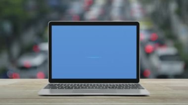 Modern dizüstü bilgisayar ekranındaki düz simge ahşap masadaki kalabalık saatte şehirde arabalar ve yollar, iş bankacılığı online konsept