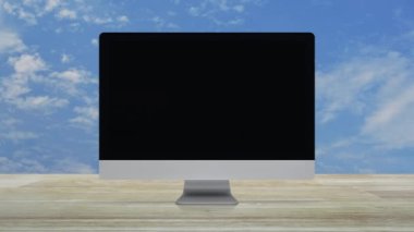 Masaüstü modern bilgisayar ekranındaki asma kilit yassı simgesi mavi gökyüzü üzerindeki ahşap masa üzerinde beyaz bulutlar, teknoloji internet siber güvenlik ve güvenlik online konsepti