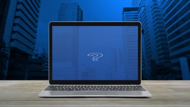 Fragezeichen Symbol Mit Modernem Laptop Computer Auf Holztisch Über Büroturm — Stockvideo