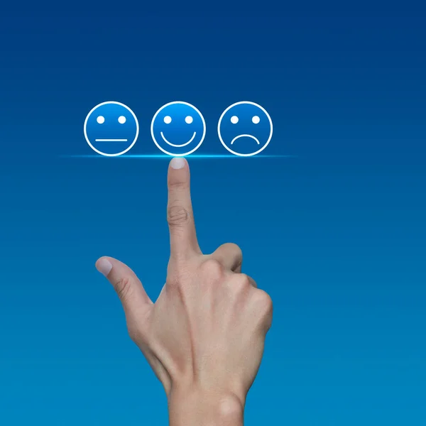 明るい青の背景に優れた笑顔の顔の評価アイコンを押す手 ビジネス顧客サービス評価とフィードバック評価の概念 — ストック写真