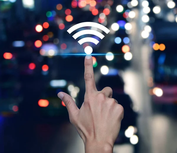 城市五彩斑斓的夜车拥挤道路上的手持无线网络图标技术网络通信概念 — 图库照片