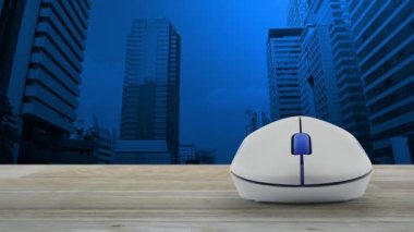Modern ofis kulesi ve gökdelenin üstündeki ahşap masa üzerinde kablosuz bilgisayar faresi olan S.H.I.E.L.D. düz ikonu ile çapraz şekil, iş sağlığı ve sağlık sigortası online konsepti
