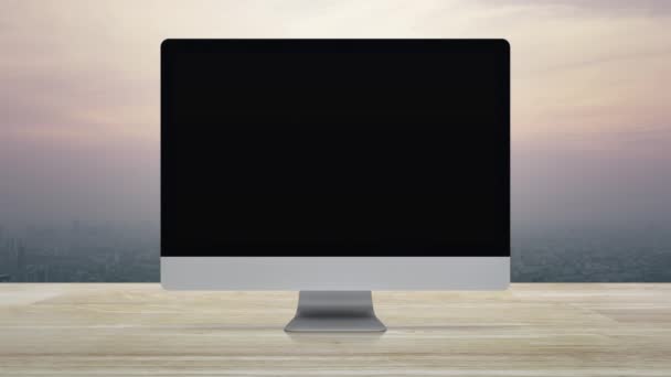 台式机上的麦克风扁平图标在木制桌子上的现代计算机显示器屏幕上俯瞰着城市塔和摩天大楼的日落 老式风格 商务在线交流理念 — 图库视频影像