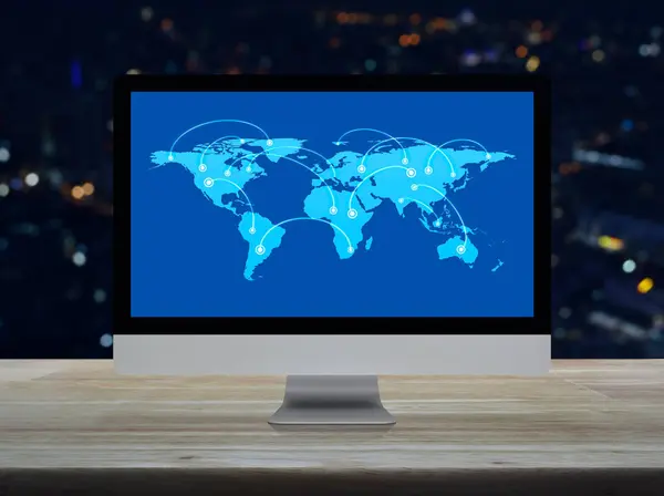 Küresel Dünya Haritası Ile Bağlantı Hattı Bilgisayar Ekranında Ahşap Masa — Stok fotoğraf