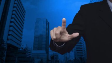 İş adamı, modern ofis kulesi ve gökdelen üzerine otobüs durağı simgesine basıyor, iş ulaşımı hizmeti kavramı