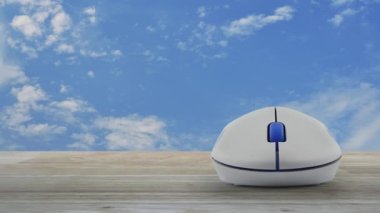 Beyaz bulutlar ile mavi gökyüzü üzerinde ahşap masa üzerinde kablosuz bilgisayar fare üzerinde kalkan düz simgesi ile Araba, İş otomobil sigorta online kavram