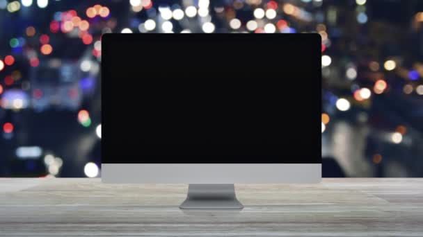 台式现代计算机显示器屏幕上的麦克风扁平图标放在木制桌子上 笼罩在城市五彩斑斓的夜灯交通堵塞的道路上 商务在线交流理念 — 图库视频影像