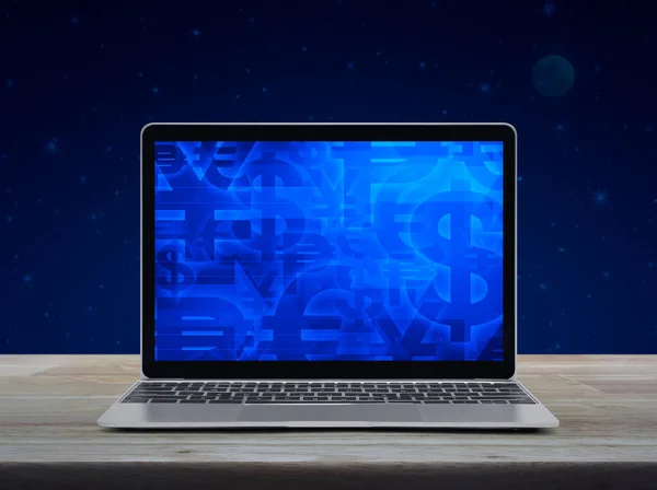 幻想的な夜空と月の上に木製のテーブルの上の現代のラップトップコンピュータ画面上の金融通貨記号 — ストック写真