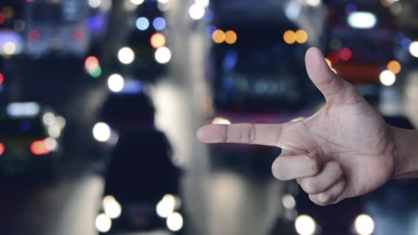 手压美元手压盾牌扁平图标在模糊的五彩斑斓的夜晚塞车道路上在城市 商业资金保险和保护的概念 — 图库视频影像