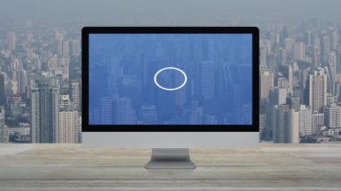 Masaüstü modern bilgisayar monitöründeki CCTV kamera yassı simgesi ofis kulesi üzerindeki ahşap masa ve şehirdeki gökdelen, Teknoloji güvenliği ve güvenlik online konsepti