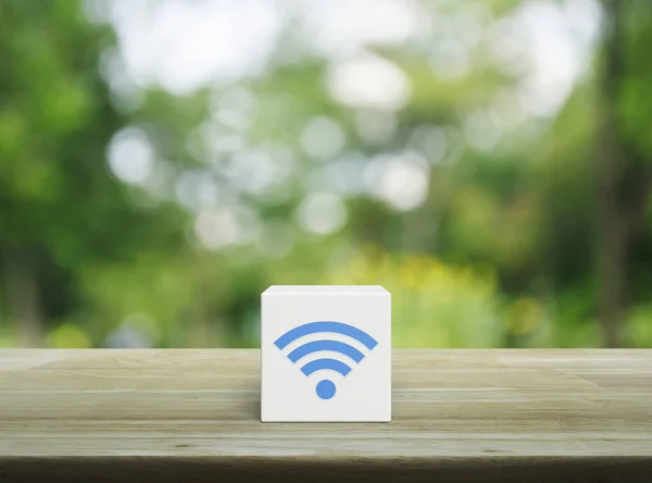 公园模糊绿树上木制桌子上白色方块上的Wi Fi图标 技术网络通信概念 — 图库照片
