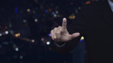 İş adamı, bulanık renkli gece lambası, modern şehir kulesi ve gökdelen, iş ulaşım hizmeti konsepti üzerine otobüs düz simgesine basıyor