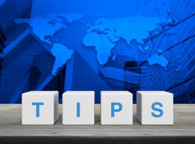 Dünya haritası üzerinde ahşap blok küpleri üzerinde TIPS mektubu, modern ofis kulesi ve gökdelen, iş müşteri hizmetleri ve destek konsepti, NASA tarafından desteklenen bu görüntünün unsurları