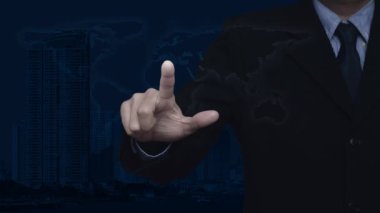Dünya haritası üzerinde simgesi olan bir iş adamı, modern şehir kulesi ve gökdelen, iş otomobili sigorta konsepti, NASA tarafından döşenmiş bu görüntünün elemanları.