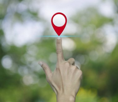 Parktaki bulanık yeşil ağaç üzerinde el ile harita nokta konumlandırma düğmesi, harita işaretleyici navigasyon kavramı