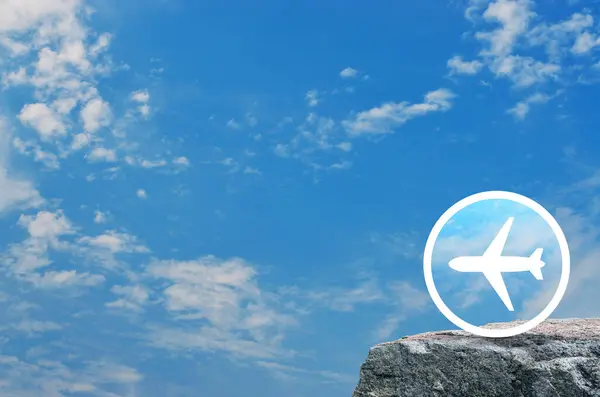 Beyaz Bulutlu Mavi Gökyüzü Üzerindeki Kaya Dağındaki Uçak Ikonu Taşımacılığı — Stok fotoğraf
