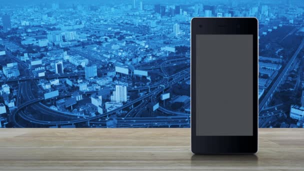 城市塔 高速公路和摩天大楼上方木制桌子上现代智能手机屏幕上的挂锁平面图标 — 图库视频影像