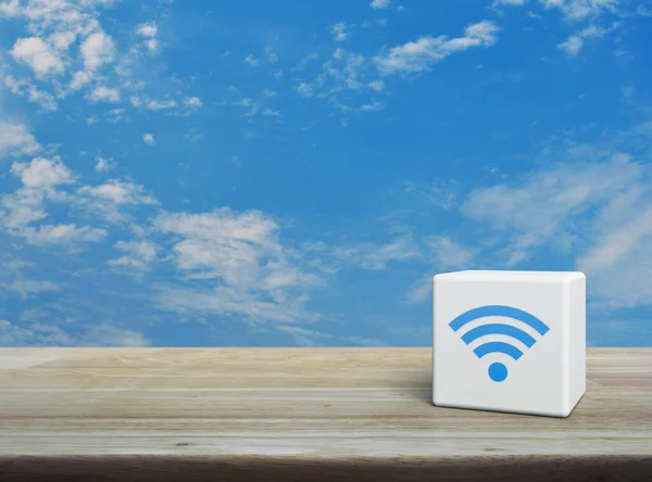 白云蓝天木制桌子上白色方块上的Wi Fi图标 技术网络通信概念 — 图库照片