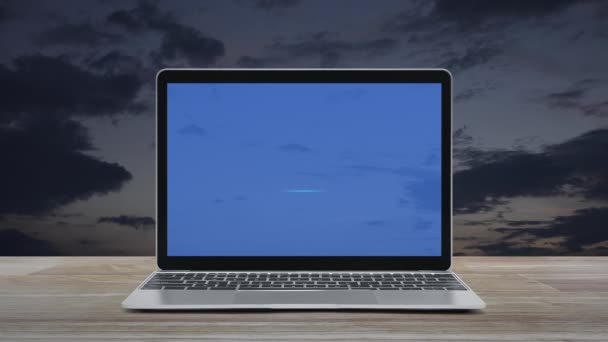 日没の空の上に木製のテーブルの上に現代のラップトップコンピュータ画面上の電源ボタンのアイコン ビジネスはオンラインコンセプトを開始 — ストック動画