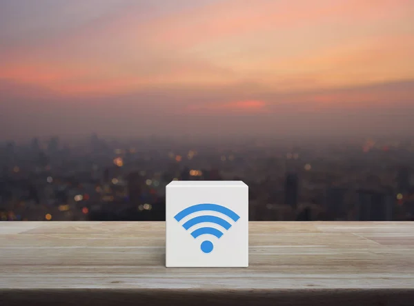 温光落日下 城市景观模糊上方木制桌子上白色方块上的Wi Fi图标 技术网络通信概念 — 图库照片