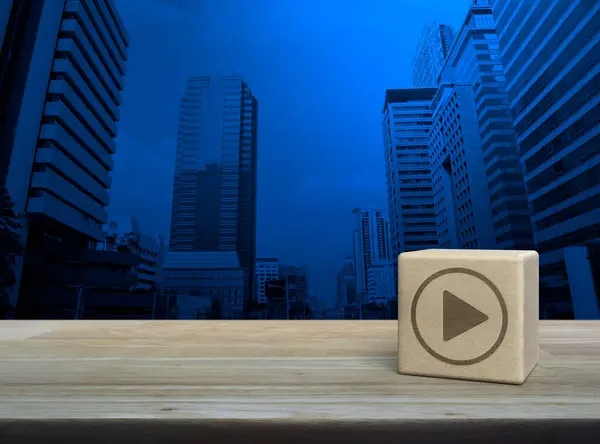 Zahrajte Ikonu Tlačítka Dřevěné Kostky Dřevěném Stole Nad Moderní Kancelářské — Stock fotografie