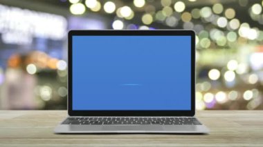 Modern dizüstü bilgisayar ekranındaki asma kilit simgesi bulanık ışık ve alışveriş merkezinin gölgesi, Teknoloji İnternet siber güvenliği ve güvenlik online konsepti üzerine ahşap masadaki ekranda.