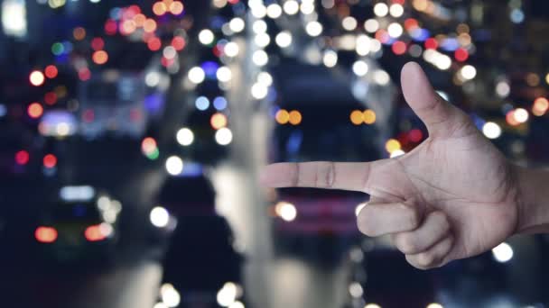 ビジネスホーム保険 セキュリティコンセプトの車が付いている色鮮やかな夜の交通渋滞道路上の指の盾の平らなアイコンが付いている手の押す家 — ストック動画