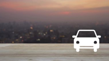 Sıcak gün batımında şehir manzarası bulanıklığı üzerine ahşap masadaki düz araba simgesi, iş taşımacılığı hizmeti konsepti