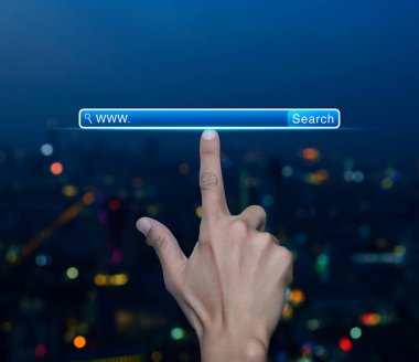 www tuşuna basarak bulanık renkli gece lambası modern şehir kulesi ve gökdelen, arama sistemi ve internet konsepti üzerinde arama yap