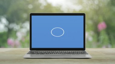 Modern dizüstü bilgisayar ekranına düz simge yükle. Ahşap masa üzerinde bulanık pembe çiçek ve parktaki ağaç üzerine. Teknoloji internet konsepti.