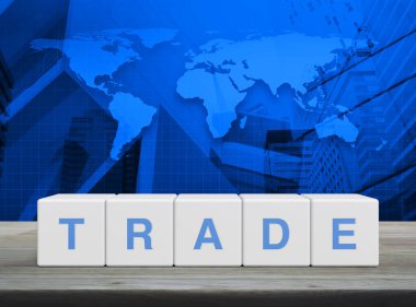 Beyaz blok küpleri üzerine ticaret mektubu dünya haritası üzerinde ahşap masa üzerinde, modern ofis kulesi ve gökdelen, iş yatırım konsepti, NASA tarafından desteklenen bu görüntünün elementleri