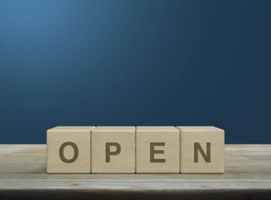 Tahta küpler üzerinde açık harf açık mavi duvar üzerinde ahşap masa üzerinde iş iletişimi konsepti