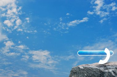 Telefon ikonu ile kopyalama alanı eklemek için telefon numaranızı beyaz bulutlu mavi gökyüzü üzerinde Rock dağına ekleyin, iş konsepti bizimle iletişime geçin