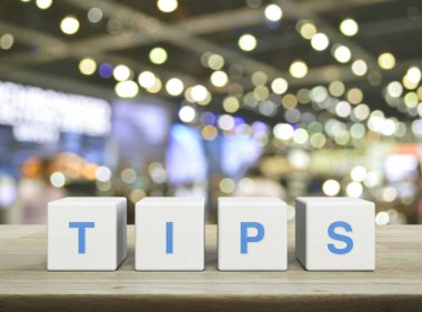 Alış veriş merkezi, müşteri hizmetleri ve destek kavramının bulanıklığı üzerine beyaz blok küpleri üzerine TIPS mektubu.