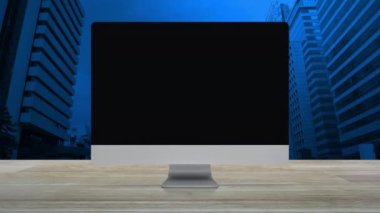 Masaüstü modern bilgisayar monitöründeki güç düğmesi simgesi ofis kulesi ve gökdelen üzerindeki ahşap masa üzerinde ekran, iş çevrim içi konsept başlat