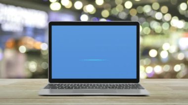 Düz simgeyi modern dizüstü bilgisayar ekranına, bulanık ışık ve alışveriş merkezinin gölgesi üzerine, Teknoloji İnternet konsepti üzerine indir
