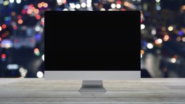 Masaüstü modern bilgisayar ekranındaki kamera simgesi ahşap masadaki bulanık gece ışığı trafik sıkışıklığı yolu, iş kamerası servisi online konsepti