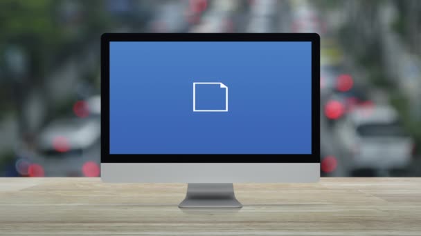 デスクトップの現代コンピュータ モニター スクリーンのドキュメントのアイコン 都市の車および道のラッシュ タイムのぼろの木のテーブルのモニター スクリーン 技術のインターネットの概念 — ストック動画