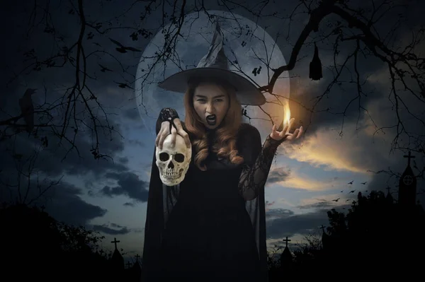 Czarownica Halloween Trzyma Czaszkę Stojącą Nad Krzyżem Kościół Kruk Nietoperz — Zdjęcie stockowe