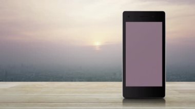 Hediye kutusu mutlu yeni yıl 2022 düz simgesi modern akıllı cep telefonu ekranında ahşap masa üzerinde ve günbatımında gökdelen, klasik tarzda, iş yeni yılı 2022 çevrimiçi dükkan konsepti