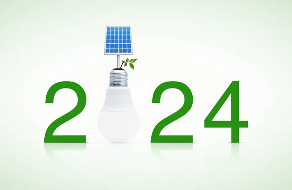ソーラーセルと新鮮な緑の木が付いている2024テキストは白い背景の導かれた電球 幸せな新年2024の緑のエコロジーおよび省エネルギーの概念と土に残ります ロイヤリティフリーのストック写真
