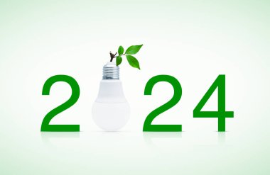 2024 metin ve yeşil ağaç yapraklı LED ampul, Mutlu yıllar 2024 ekoloji ve tasarruf enerji kavramı