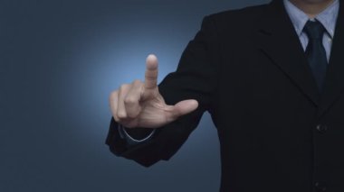 İş adamı açık mavi duvarın üzerinde hedef simgesiyle 2024 'e basıyor. İş dünyası mutlu yıllar 2024 başarı konsepti.