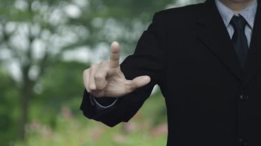 2024 'e basan iş adamı park alanındaki bulanık çiçek ve ağaç üzerine yeni iş dünyası simgesi olarak yeni yıl 2024 kapak konsepti