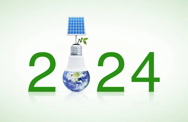 太陽電池と新鮮な緑の木が付いている2024テキストは導かれた電球 幸せな新年2024年の緑の生態学および省エネの概念 Nasaによって提供されるこのイメージの要素と土に葉を残します ロイヤリティフリーのストック画像